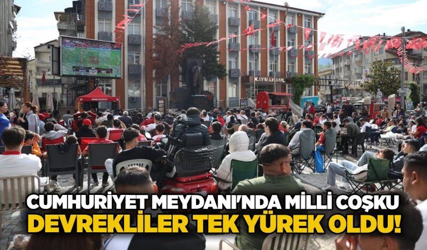 Cumhuriyet Meydanı'nda milli coşku: Devrekliler tek yürek oldu!