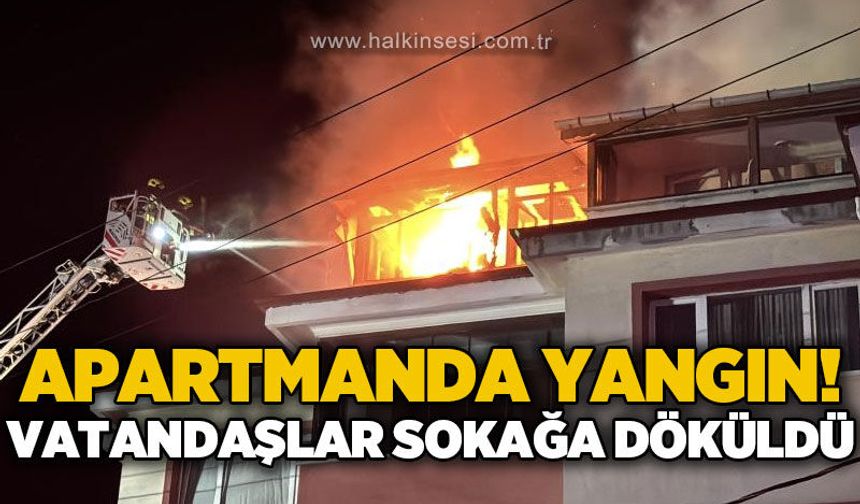 Apartmanın çatısında korkutan yangın: Mahalleliler gece vakti sokağa döküldü