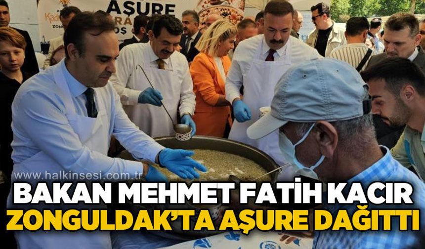 Bakan Kacır, Zonguldak'ta vatandaşlara aşure ikram etti