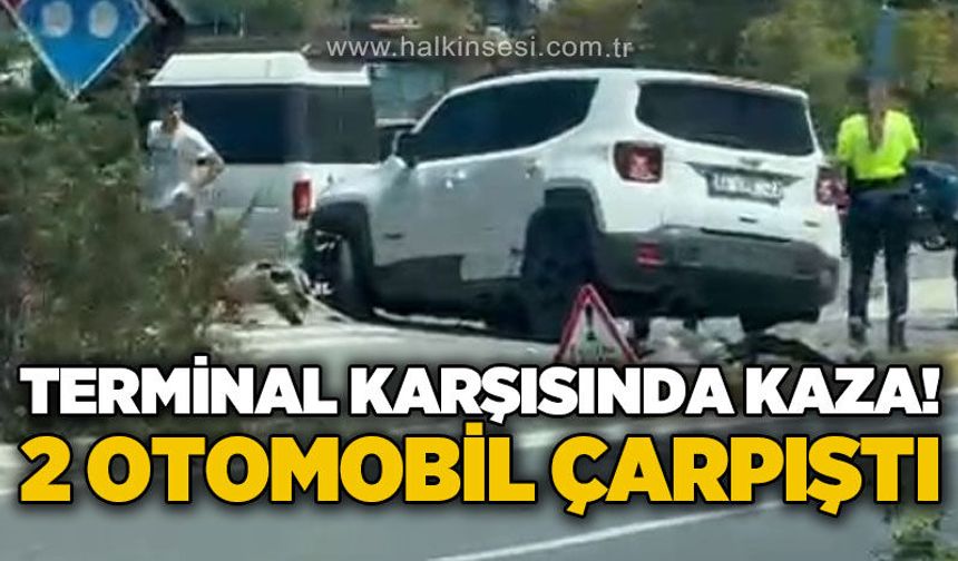 Terminal karşısında trafik kazası: İki araç çarpıştı, Jip kaldırıma çıkıp ağaçlara çarptı!