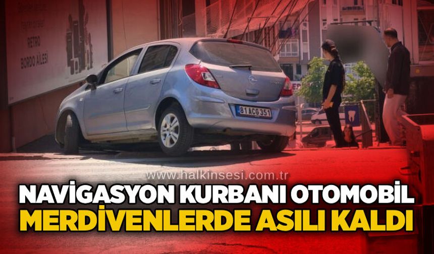 Navigasyon kurbanı otomobil merdivenlerde asılı kaldı