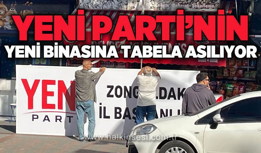 Yeni Parti’nin yeni binasına tabela asılıyor