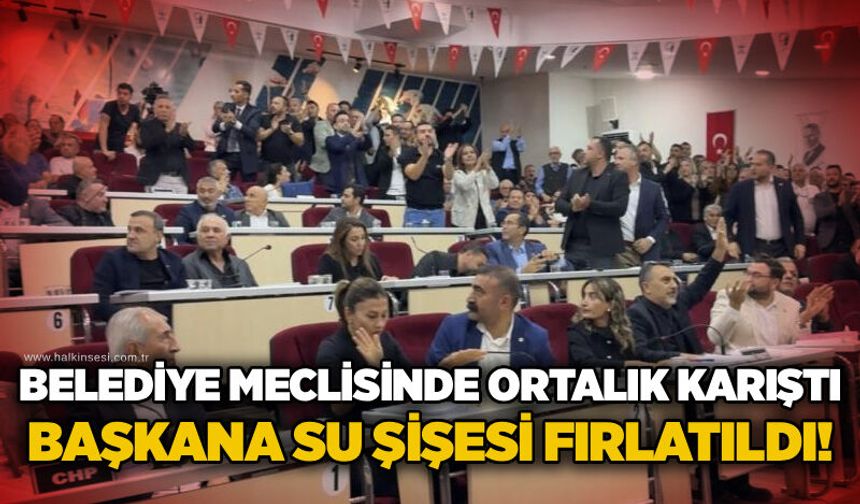 Belediye Meclisinde ortalık karıştı: Başkana su şişesi fırlatıldı!