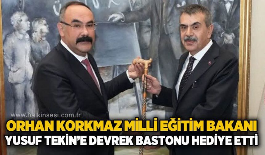 Orhan Korkmaz Bakan Tekin'e Devrek Bastonu hediye etti