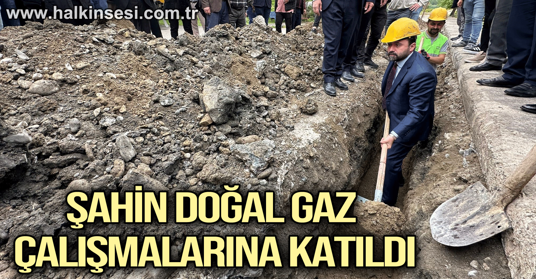 Eline kürek alıp doğalgaz çalışmalarına katıldı