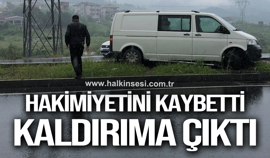 Direksiyon hakimiyetini kaybetti, kaldırıma çıktı