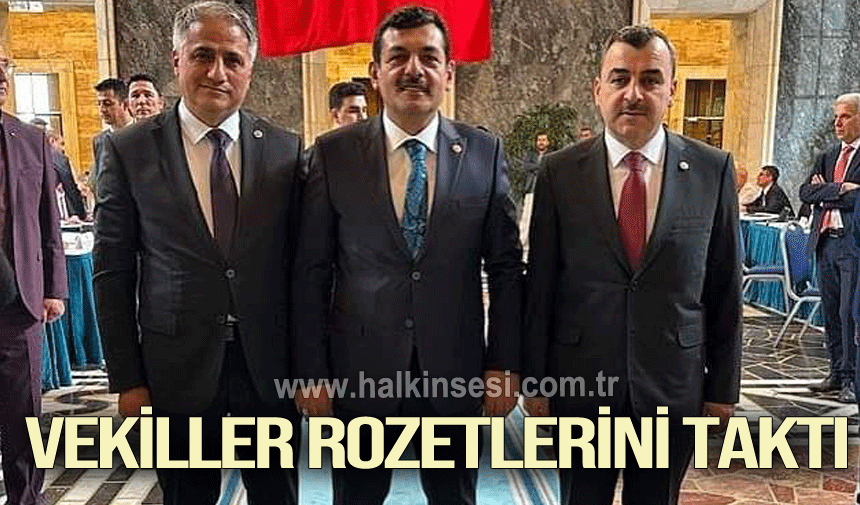 Vekiller rozetlerini taktı