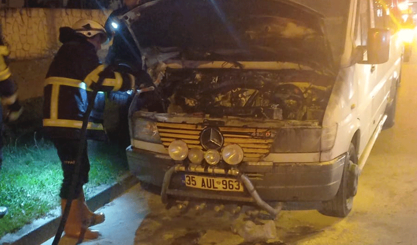 Seyir halindeki minibüs yandı