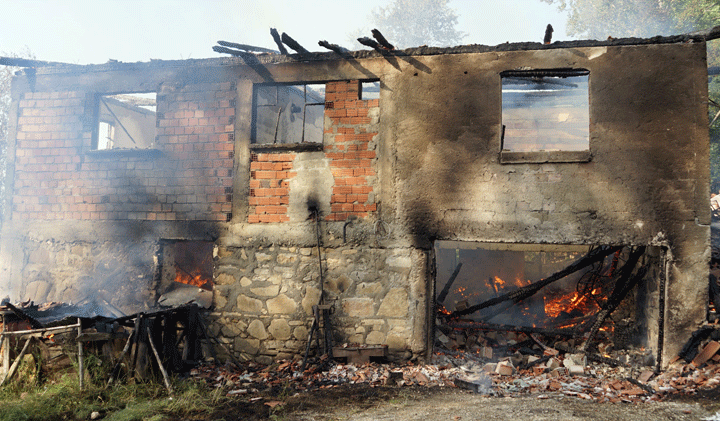  Traktörde çıkan yangında iki katlı ev kül etti