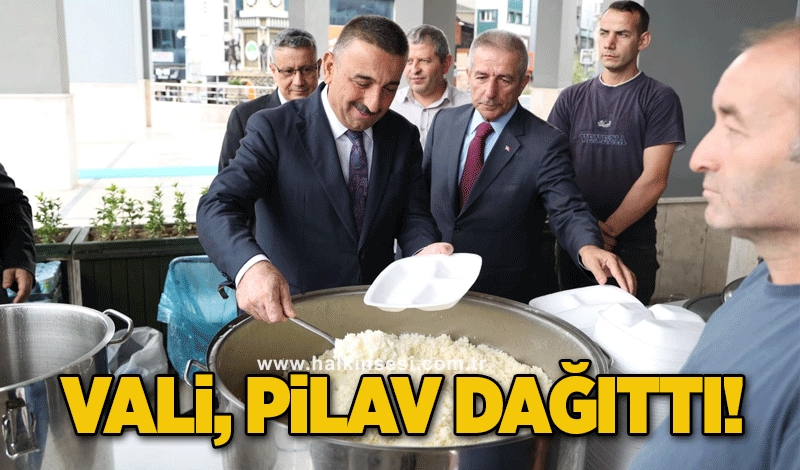 Vali pilav dağıttı