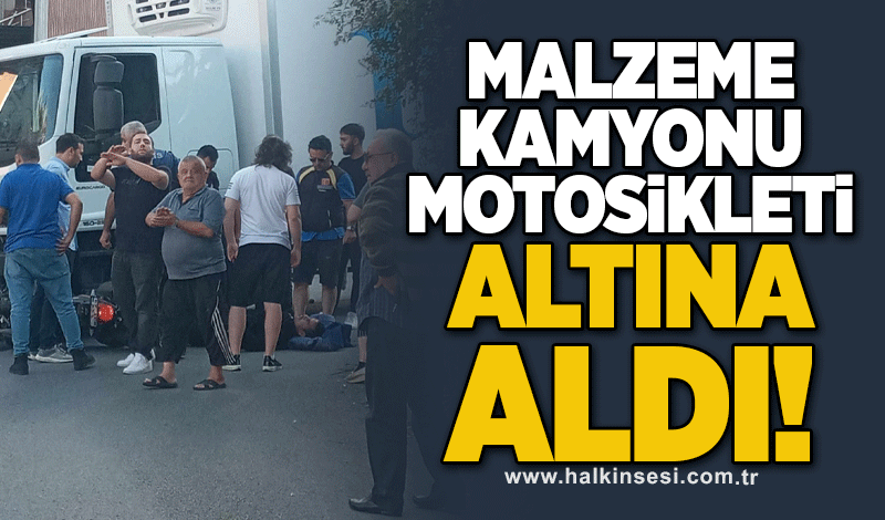 Malzeme kamyonu motosikleti altına aldı