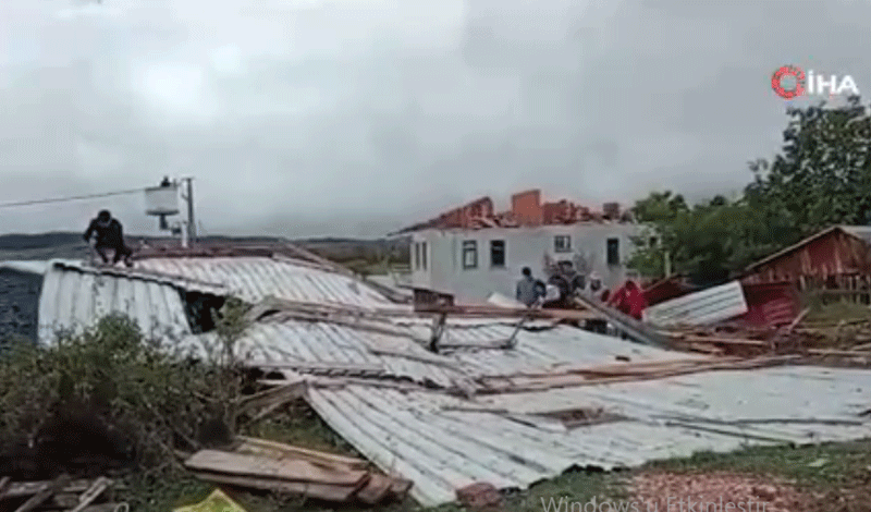 Fırtınanın uçurduğu çatı başka bir evin üzerine düştü