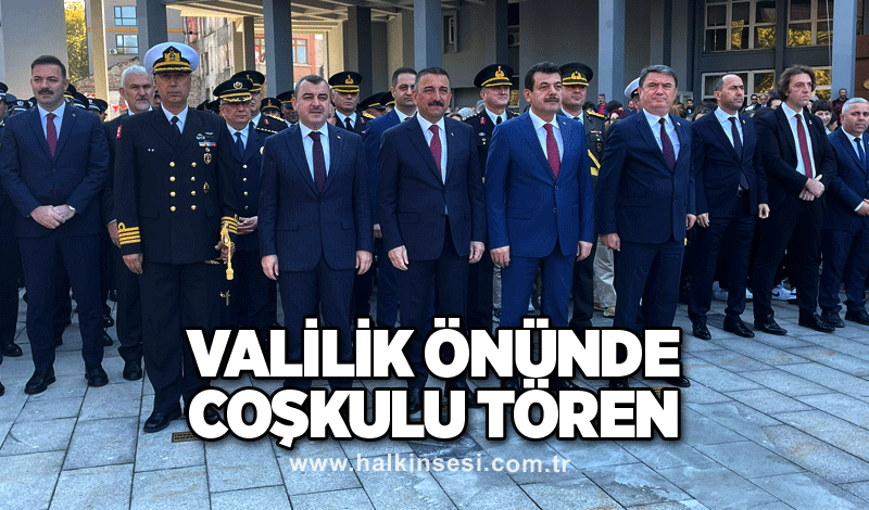 Valilik önünde coşkulu tören