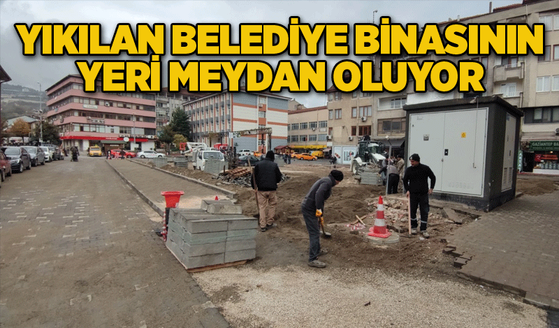 Yıkılan Belediye binasının yeri meydan oluyor