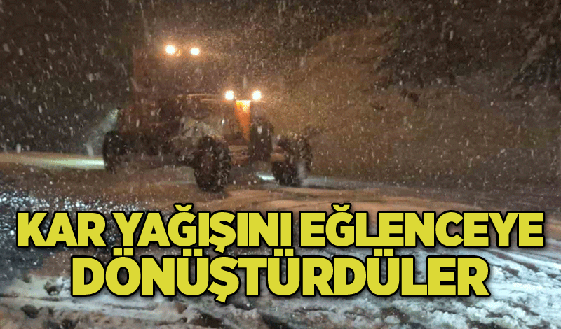 Yollarda kalan vatandaşlar kar yağışını eğlenceye dönüştürdü