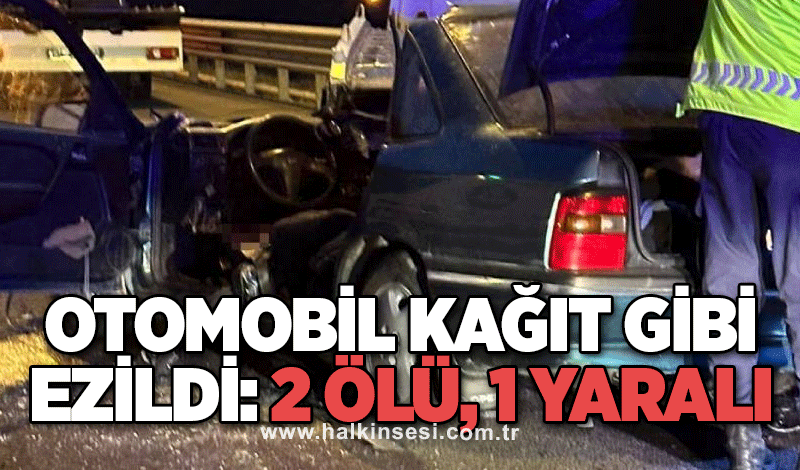 Otomobil kağıt gibi ezildi: 2 ölü, 1 yaralı