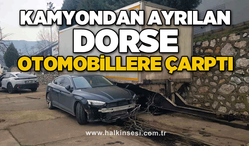 Kamyondan ayrılan dorse otomobillere çarptı