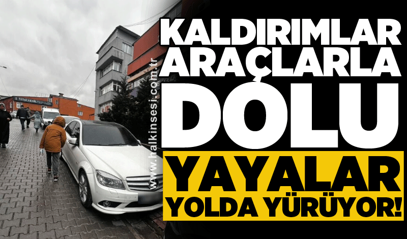 Mithatpaşa’da kaldırımlar araçlarla dolu: Yayalar yolda yürüyor!