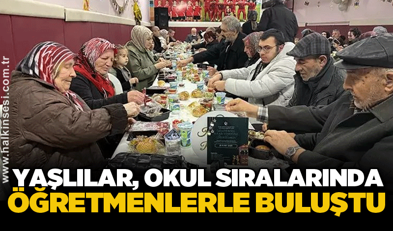 Yaşlılar, okul sıralarında öğretmenlerle buluştu