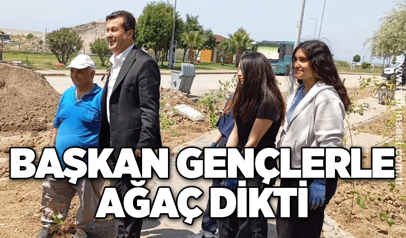 Başkan gençlerle ağaç dikti
