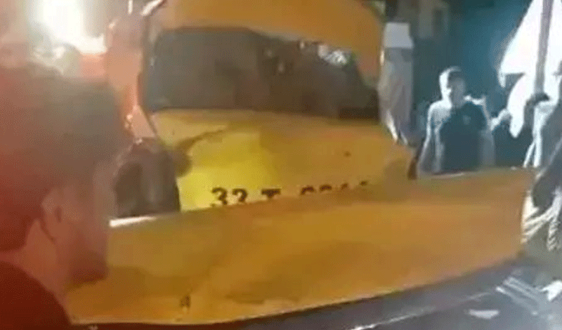 Taksi, ağaçlara ve elektrik direğine çarptı! 2 ölü