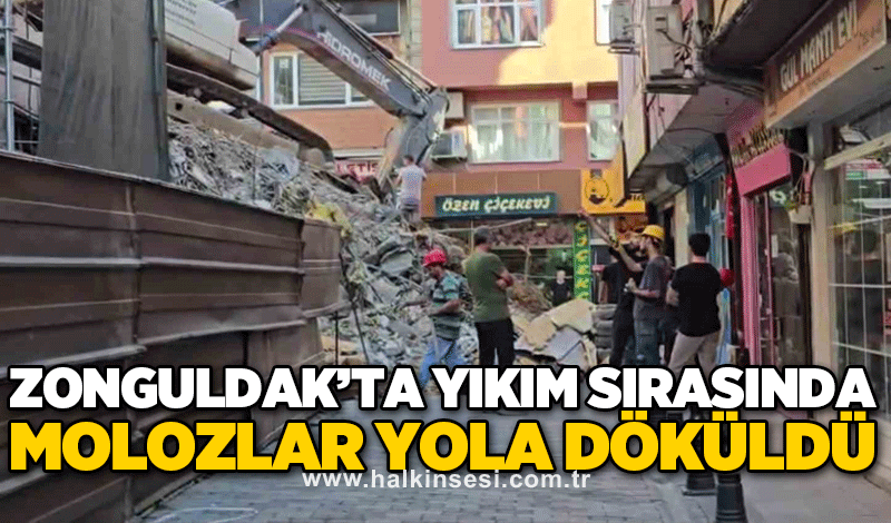 Zonguldak’ta yıkım sırasında molozlar yola döküldü