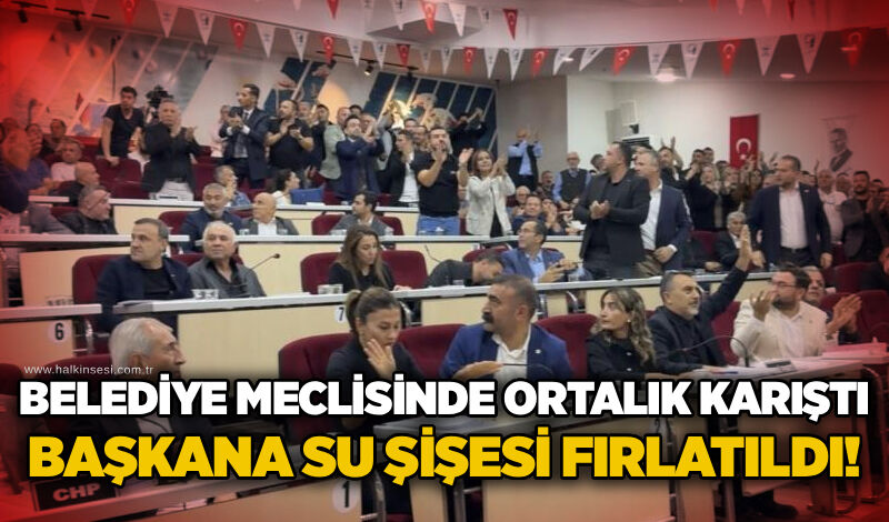 Belediye Meclisinde ortalık karıştı: Başkana su şişesi fırlatıldı!